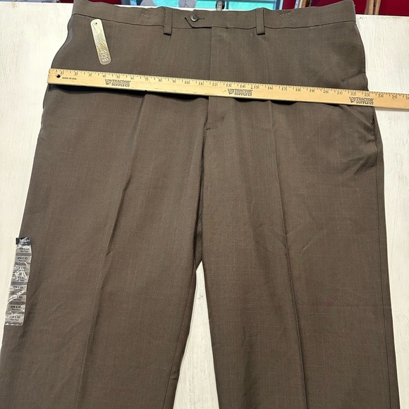 Haggar E-Clo Smart Fiber Dress Pants 42x32 Brown Classic Fit No Iron - Picture 3 of 9